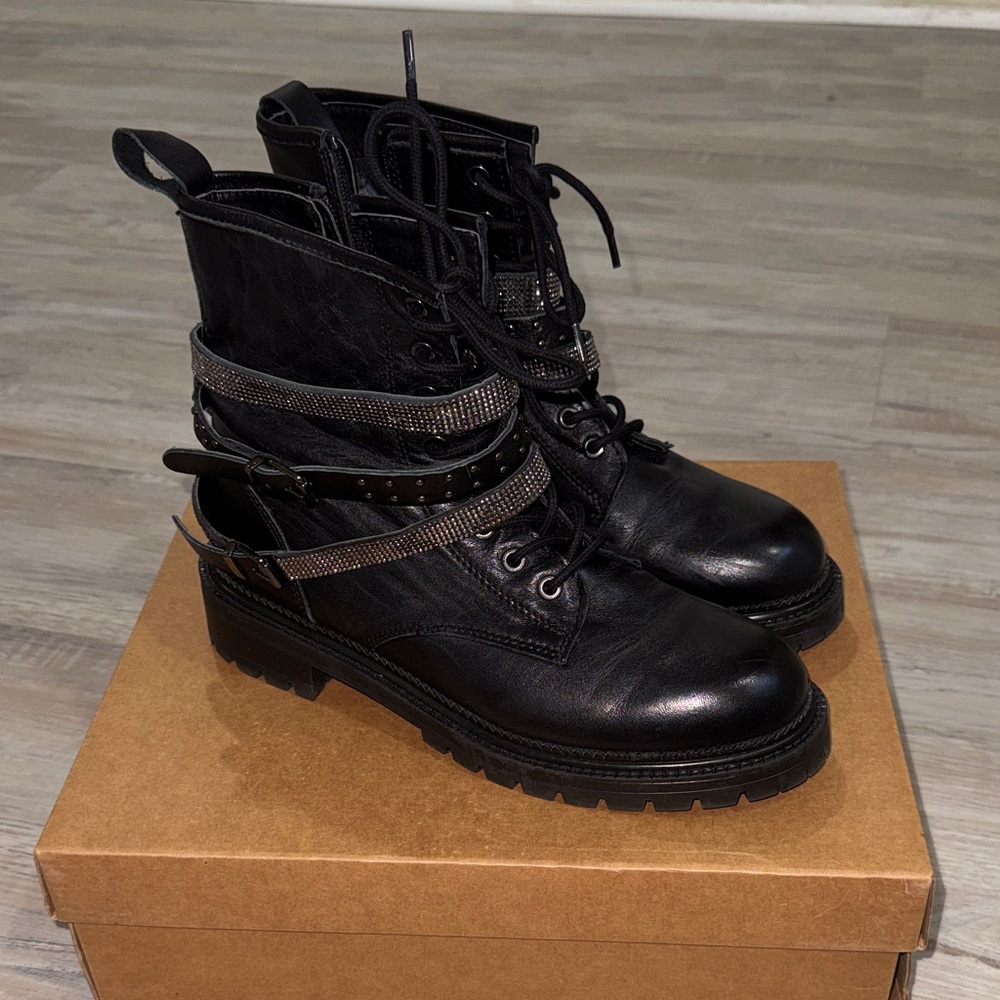 Steve Madden: Brand New - Stylish Black Combat Boots with Rhinestones Size 9